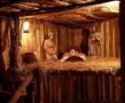 küçük bir ahşap binada İsa&#039;nın doğumunu figürinler